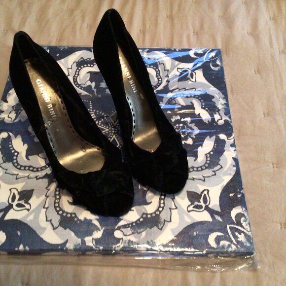 Black Velvet Gianni Bini Formal shoe Low Heel Worn Once Size 6 - Picture 2 of 4